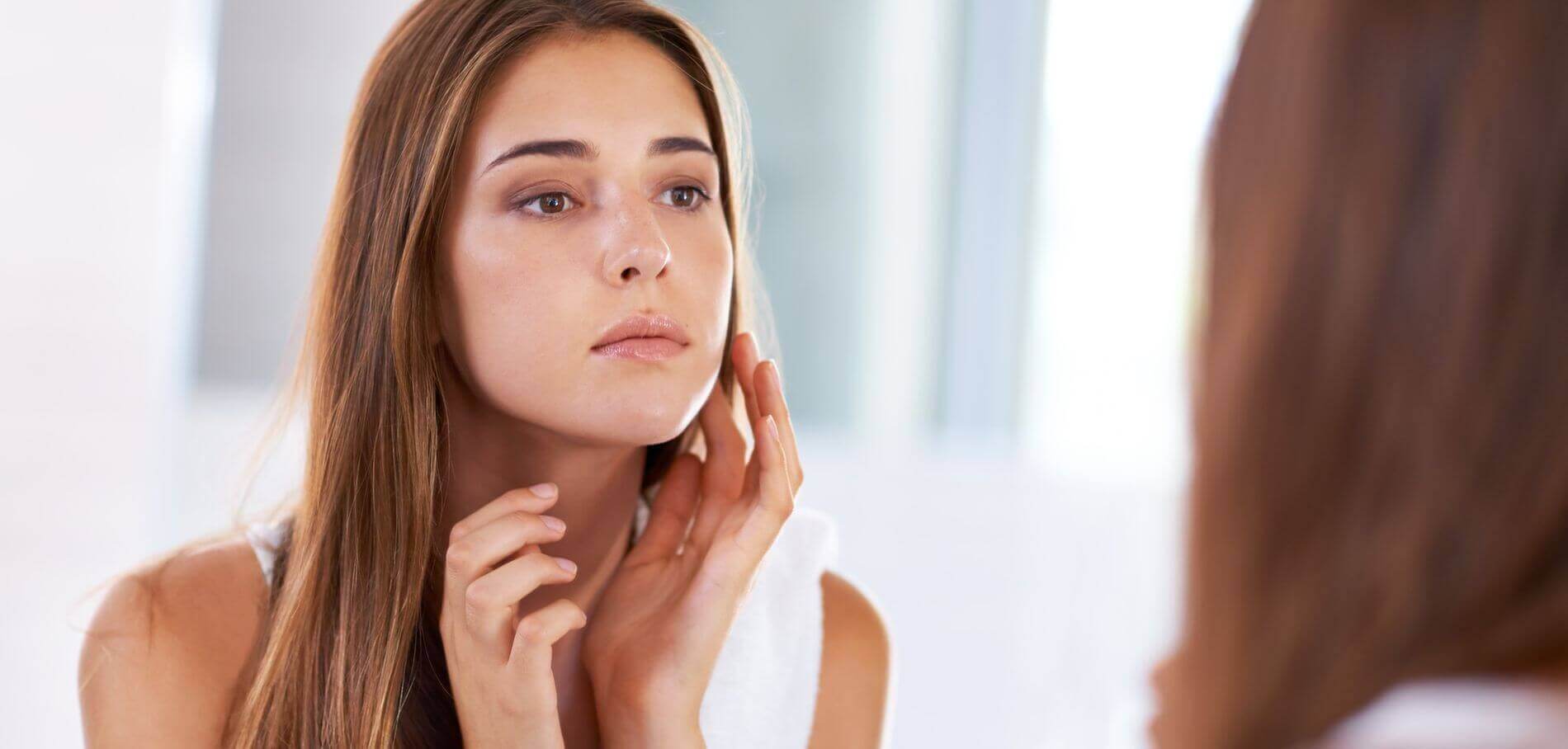 Peu importe le type de peau, le ton ou la texture, la peau de tout le monde devient irritée ou enflammée de temps en temps. L'irritation se manifeste généralement sous la forme de rougeurs, de brûlures, de démangeaisons, de sécheresse et de squames voici ce que vous devez savoir sur…