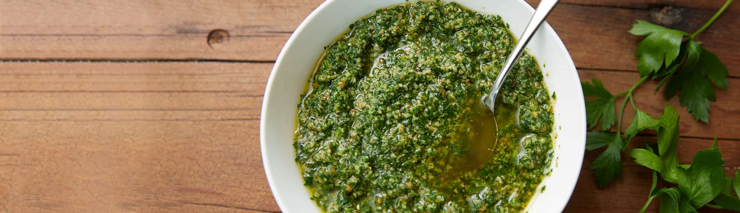 Un pesto de persil parfait pour accompagner viandes, poissons et légumes.