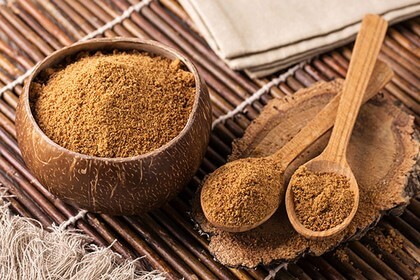 Le sucre de coco est élaboré à partir de la sève des fleurs de cocotiers. Il s'utilise en alternative aux sucres blanc et brun. Son principal atout: il bénéficie d'un index glycémique étonnamment faible.